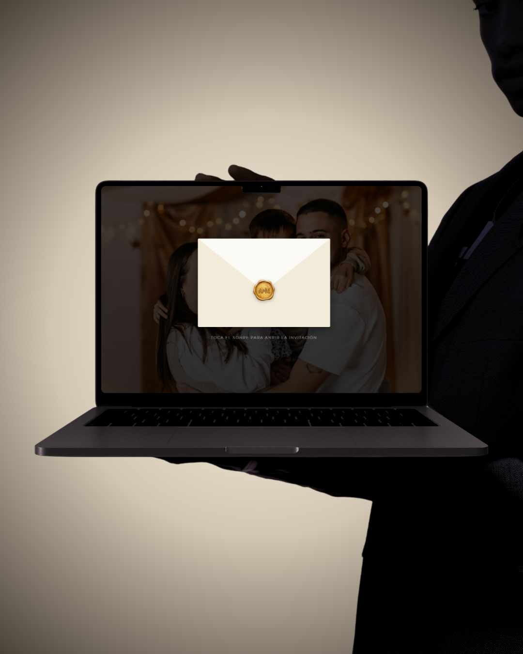 Animación de save the date abriéndose, en un portátil